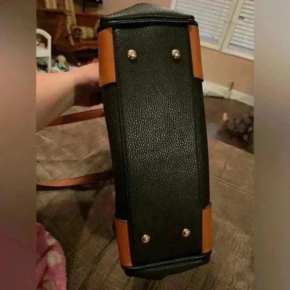 Stauer Black/Brown Shoulder Bag w/ lots of compartments Gold tone logo hardware - Picture 12 of 12